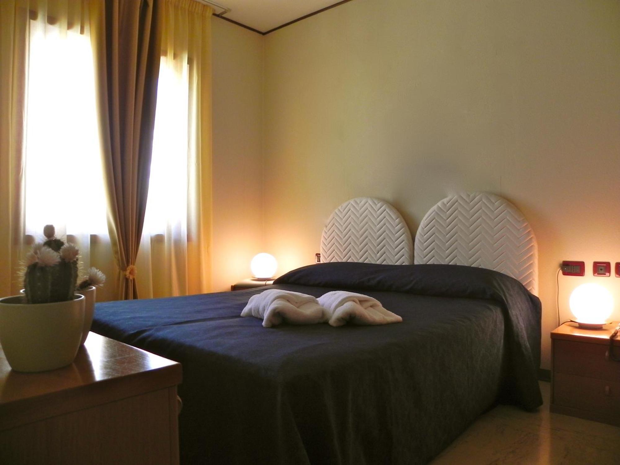 Large Double or Twin Room,64376173:JPEG